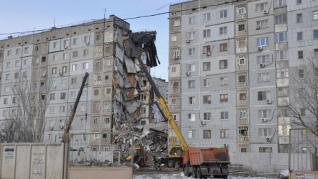 Затрупани хора при рухването на сграда в Астрахан