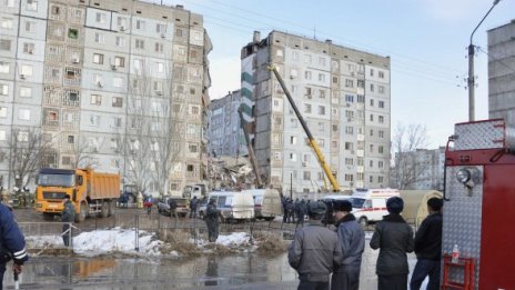 Шест жертви под рухналите панели на блока в Астрахан