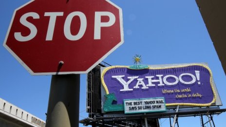 Yahoo изнудва Facebook със съд преди IPO-то?