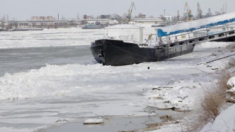 Румънци изпускат вода по Дунав, чакат я при Силистра след 3 дни  