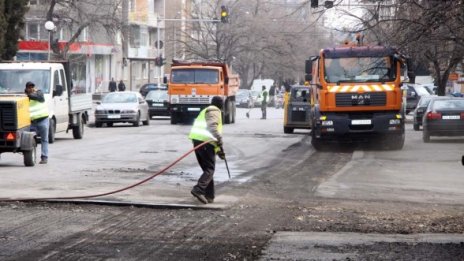 И в Стара Загора кърпят дупките по улиците