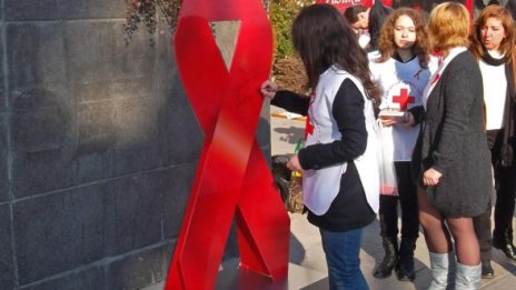 Произведени от организма протеини контролират HIV