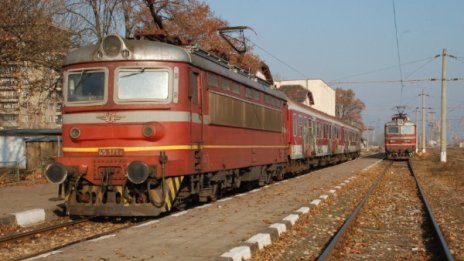 Крадци прекъснаха електрозахранването на влаковете между София и Мездра 