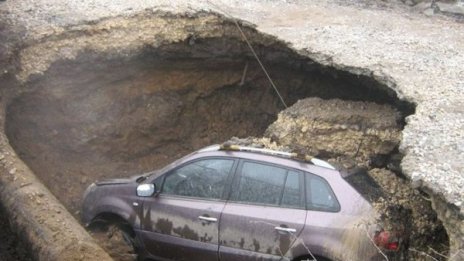 Дупка в Русия глътна цял автомобил