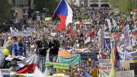 Хиляди протестират в Прага срещу правителство 