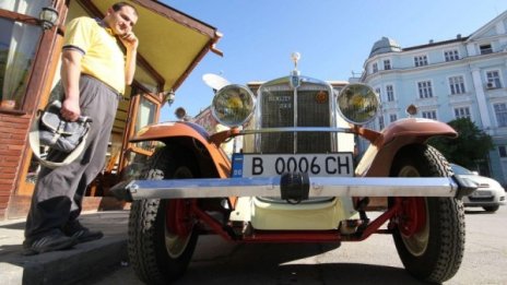 Деца от варненски дом се качиха в уникални ретро коли