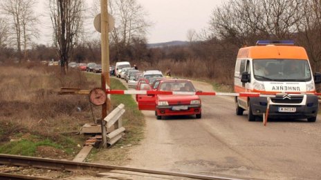 Млад мъж се заби в прелез, спря движението на влаковете от Монтана