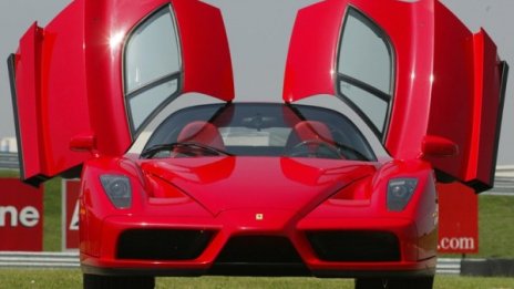 Продават изоставено Ferrari Enzo