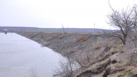 Бракониер опита да прегази полицай край язовир Тича