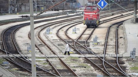 Свлачище прекъсна временно движението на влаковете в Балкана