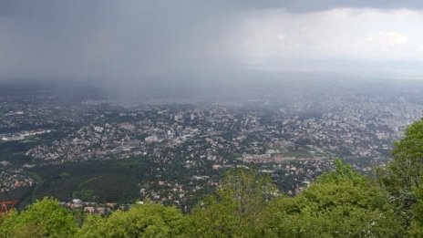 Ще вали и ще гърми в цялата страна днес