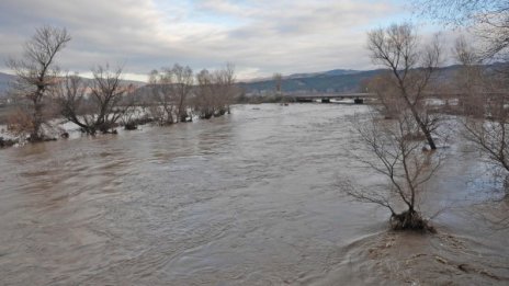 Струма заля мост и отмъкна кола при село Рибник