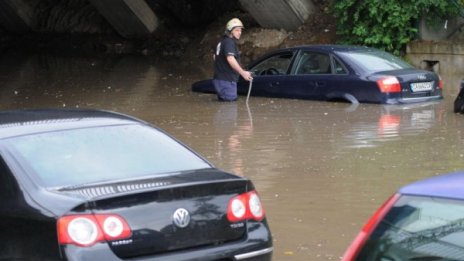 Дъждът вкара във воден капан 20 коли в софийски подлез