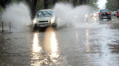 Проливни дъждове и утре, оранжев код за 10 области