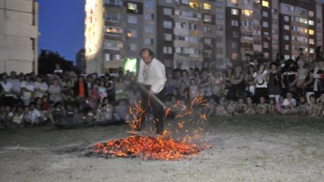 Нестинари между блокове в Бургас