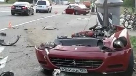 Удар в стълб разполови Ferrari 612 Scaglietti