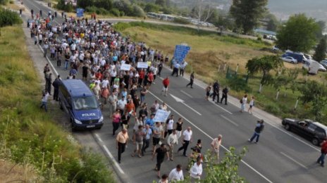 Протест срещу екологичния рекет блокира главен път Е-79