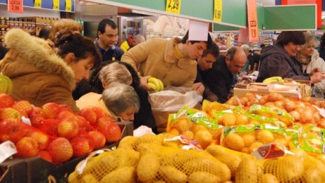 Хранителните стоки поевтинели най-много през юни