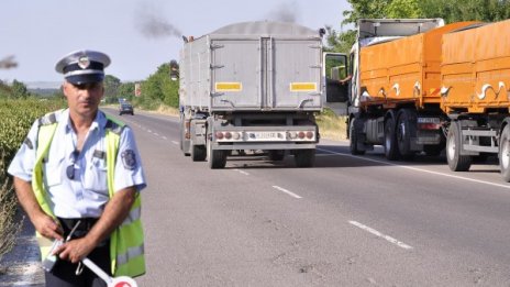 Заради жегата спряха тировете в 12 области в страната