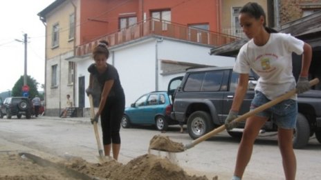 Студенти разкрасяват Мездра за ваканционни пари