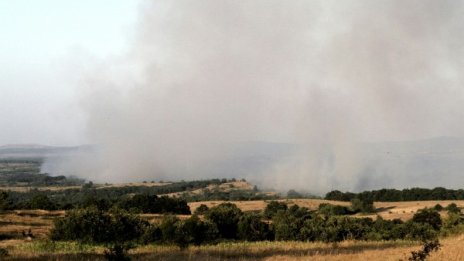 80 души гасят пожара в общините Тополовград и Гълъбово