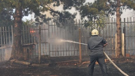 Мъж пострада при пожар, пламнал от огнище за варене със зимнина