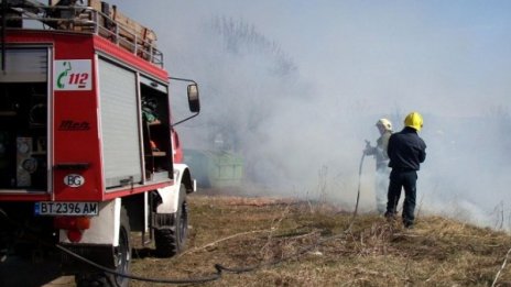 Над 400 души гасят пожара край Белица