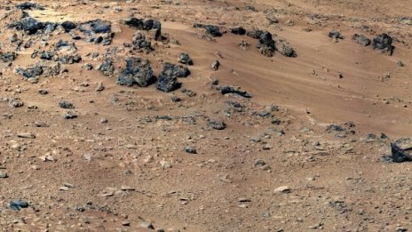 Curiosity спря работа заради странен блестящ обект