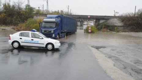 Пътищата в страната са мокри