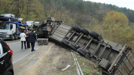 ТИР с 20 т риба се обърна на пътя Велико Търново-Стара Загора