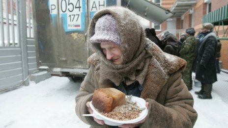 Бездомници обучават новаците как се оцелява на улицата