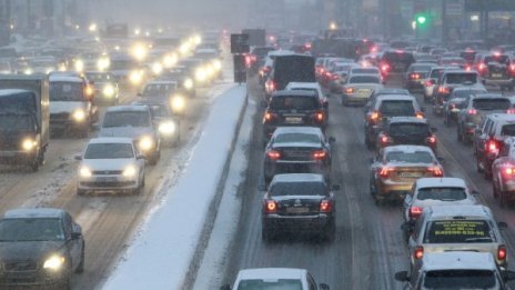 Шофьори нощуваха в задръстванията заради снега в Москва