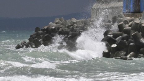 Спасиха бедстващи в морето трима души