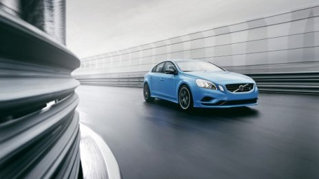 Шведският престолонаследник сяда във Volvo S60