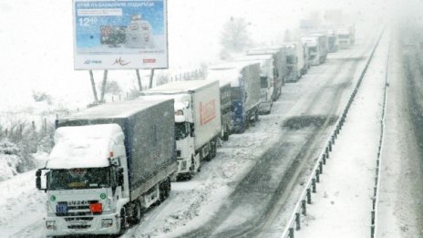 Спряха товарните автомобили на Връшка чука