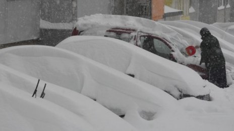 Зимата затвори близо 500 училища в страната