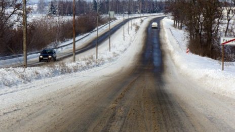 Мъгла затруднява движението на места в страната