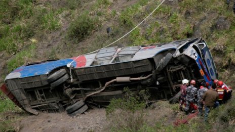 Тринайсет души загинаха при автобусна катастрофа в Еквадор