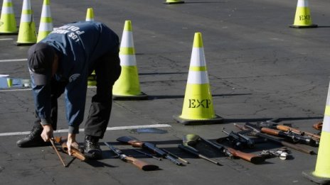 В Лос Анджелис разменяха огнестрелно оръжие за подаръци