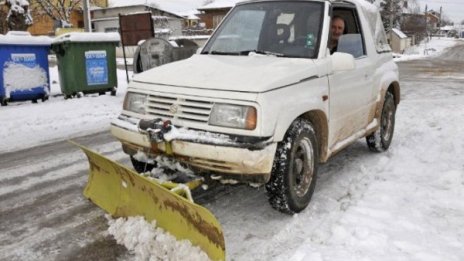 Джип снегорин почиства улиците на димитровградско село