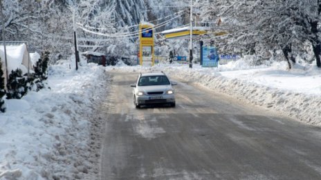 Пътищата са мокри и заснежени 