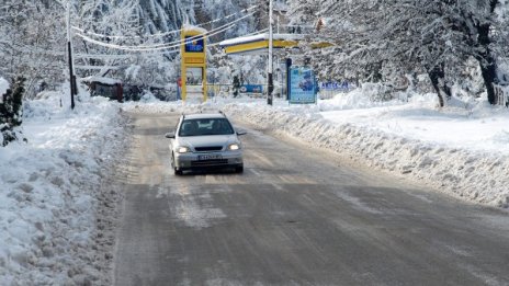 Пътищата са мокри и заснежени 