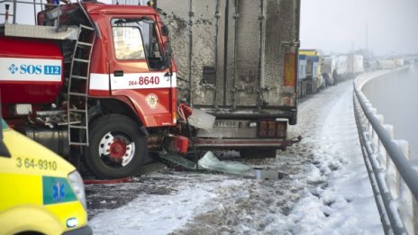 100 автомобила се нанизаха във верижна катастрофа в Швеция