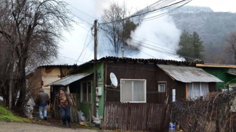 Пожар в бараки остави без дом 6 семейства