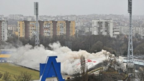 Взривиха главната трибуна на стадион "Георги Аспарухов"