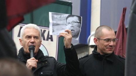 Атака обяви протестите за свои, иска оставка на правителството