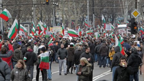  Протестите на улицата свалиха кабинета "Борисов"