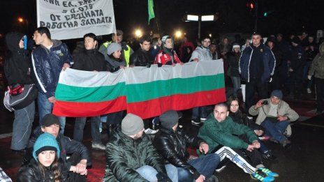 Македонският в. „Дневник“: Колата на Бойко тръгна надолу 