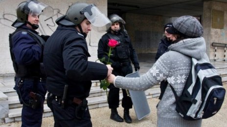 Цвете и прегръдка за полицията