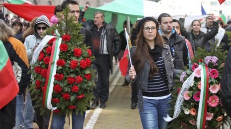 Хиляди протестират в София, развявайки българското знаме